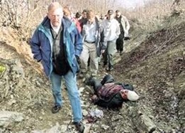 Глава миссии ООН Дж.Уолкер (США) осматривает «резню» в Рачаке