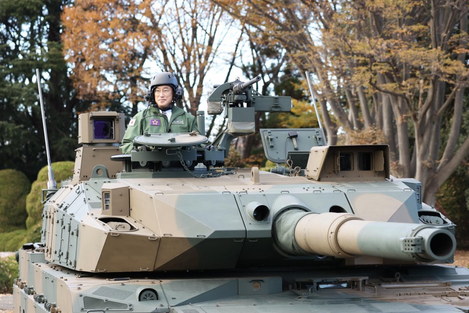 Премьер-министр Японии Фумио Кисида едет на танке во время визита на базу Сухопутных сил самообороны Асака, расположенную между Токио и префектурой Сайтама, 27 ноября 2021 года