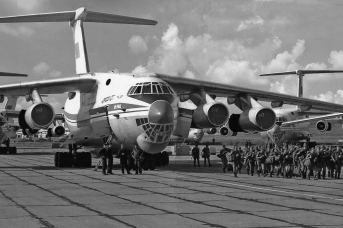 Высадка подразделений ВДВ России на аэродроме в Тирасполе в период военного конфликта в Приднестровье в 1992 году