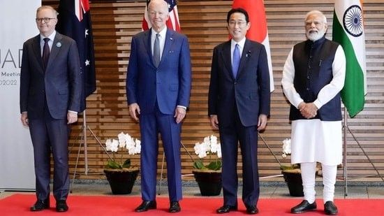 Премьер-министр Австралии Э. Альбанезе, президент США Джо Байден, премьер-министры Индии Н. Моди и Японии Ф. Кисида на саммите в Токио 24 мая 2022