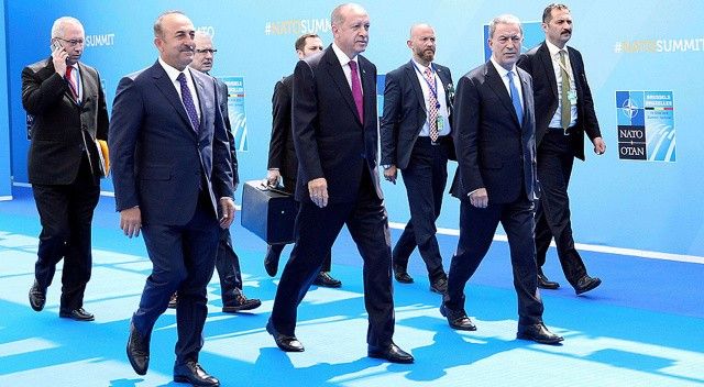 Эрдоган ведёт свою команду на один из предыдущих саммитов НАТО