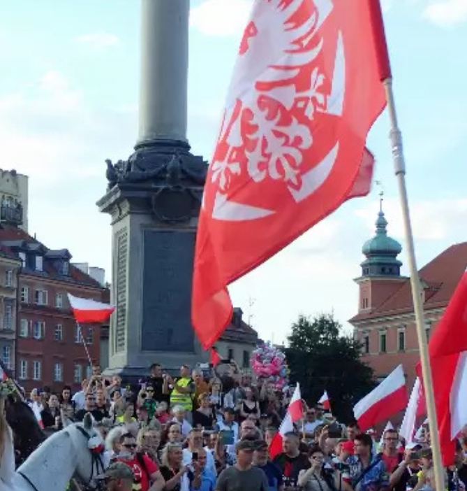 Фото с митинга польских ультраправых в Варшаве против Украины