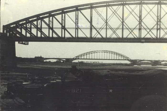 Железнодорожный и автомобильный (дальний) мосты через Ваал