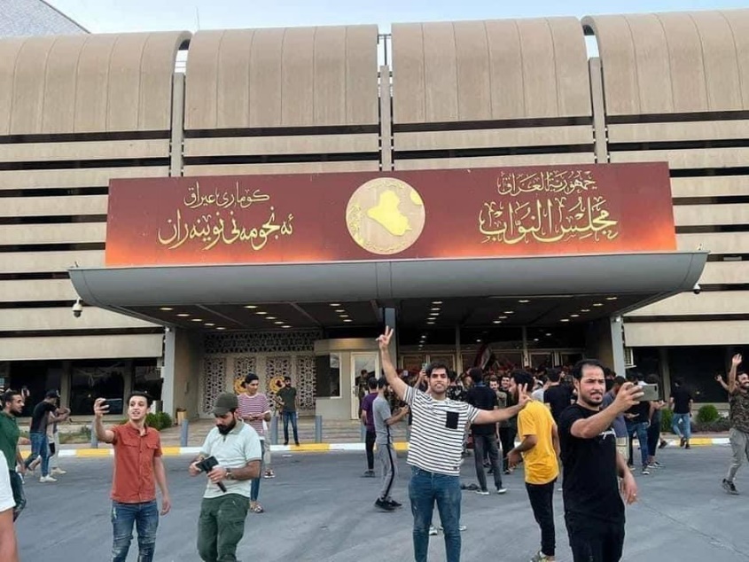 Протестующие у входа в захваченное здание парламента Ирака. Багдад, 27 июля
