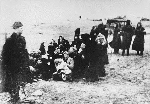 Члены 21-го латвийского полицейского батальона собирают на пляже вблизи Лиепая группу евреев для казни