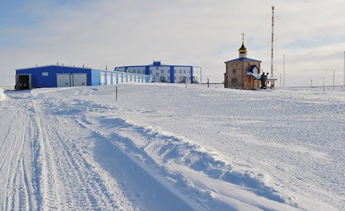 Одна из российских баз в Арктике: «Не оружием единым!»