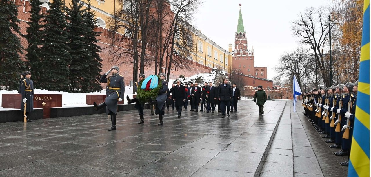 Токаев возлагает венки к Могиле Неизвестного солдата