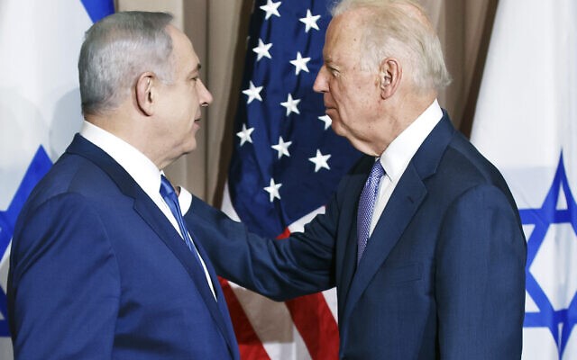 Нетаньяху мог бы и сам положить руку Байдену на плечо, чтобы тот не шатался