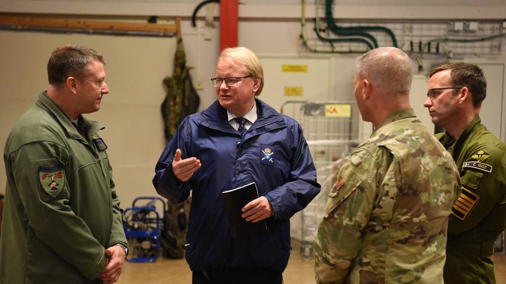 Министр обороны Швеции Питер Хультквист, в центре, беседует с личным составом ВВС США на авиабазе Каллакс, Лулео