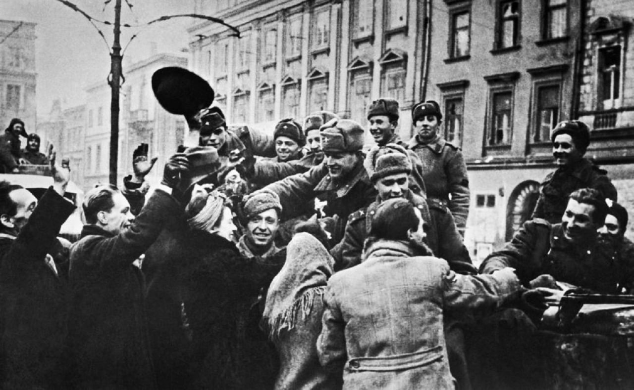 Уцелевшие во время немецкой оккупации жители Варшавы приветствуют советских воинов-освободителей