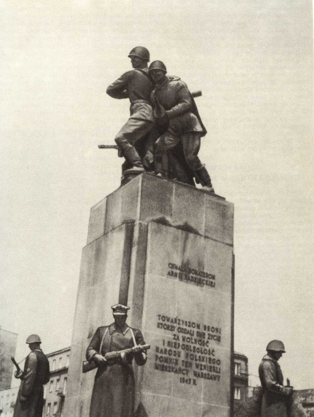 18 ноября 1945 года в память о победе советских воинов в Варшаве был возведен гранитный монумент – памятник советско-польскому братству по оружию («Братерство брони»).