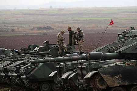 Турецкие танкисты ждут команды