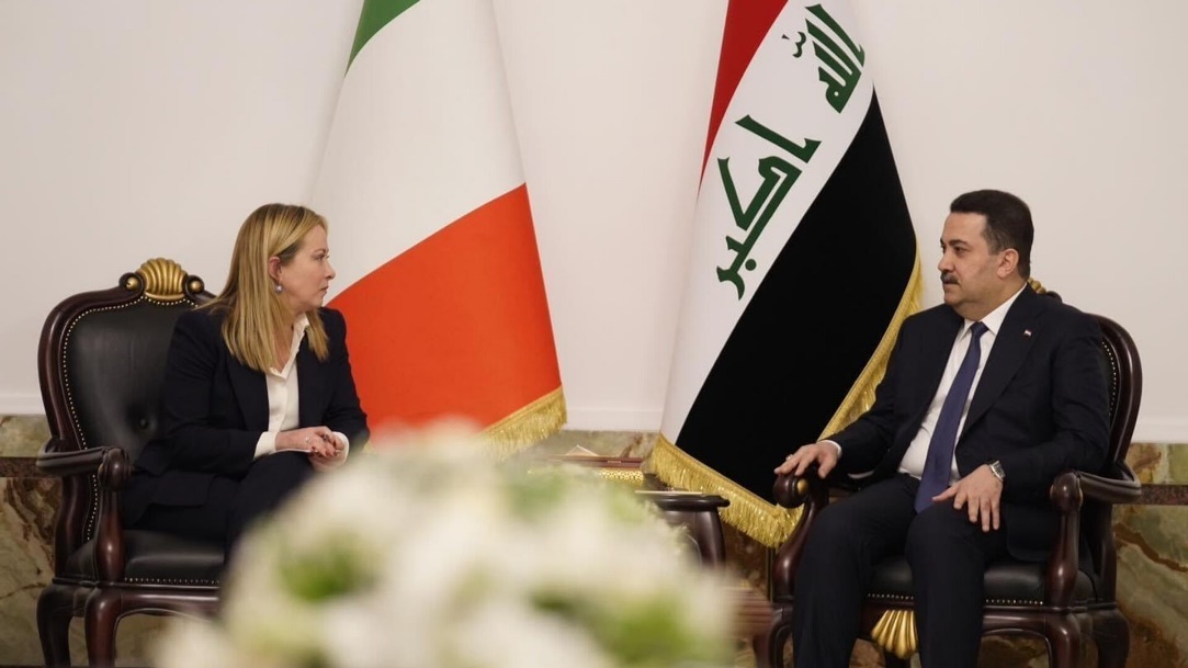 Переговоры премьеров Италии и Ирака в Багдаде (слева – флаг Ирландии)