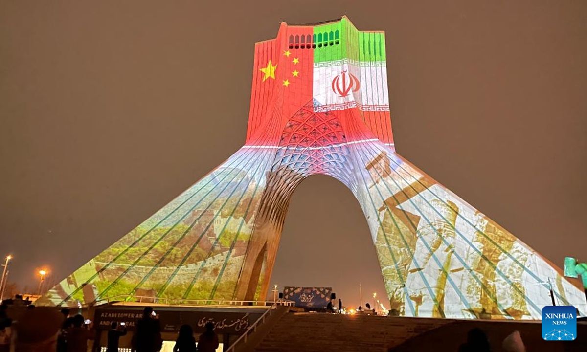 Знаменитая башня Азади подсвечивается в ознаменование китайского Лунного Нового года в Тегеране, 31 января 2022 года. Фото: globaltimes