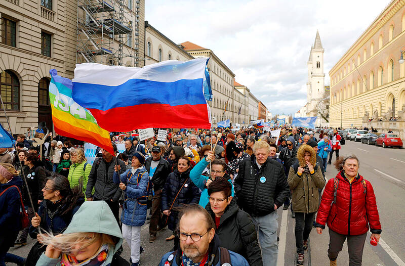 Протестующие против поставок оружия Украине