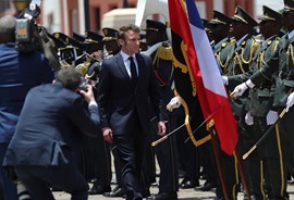 Президента Франции торжественно встретили в Луанде. Фото: AP