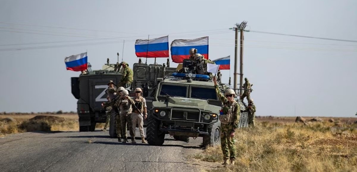 Россияне патрулируют маршрут вблизи нефтяного месторождения в провинции Хасака