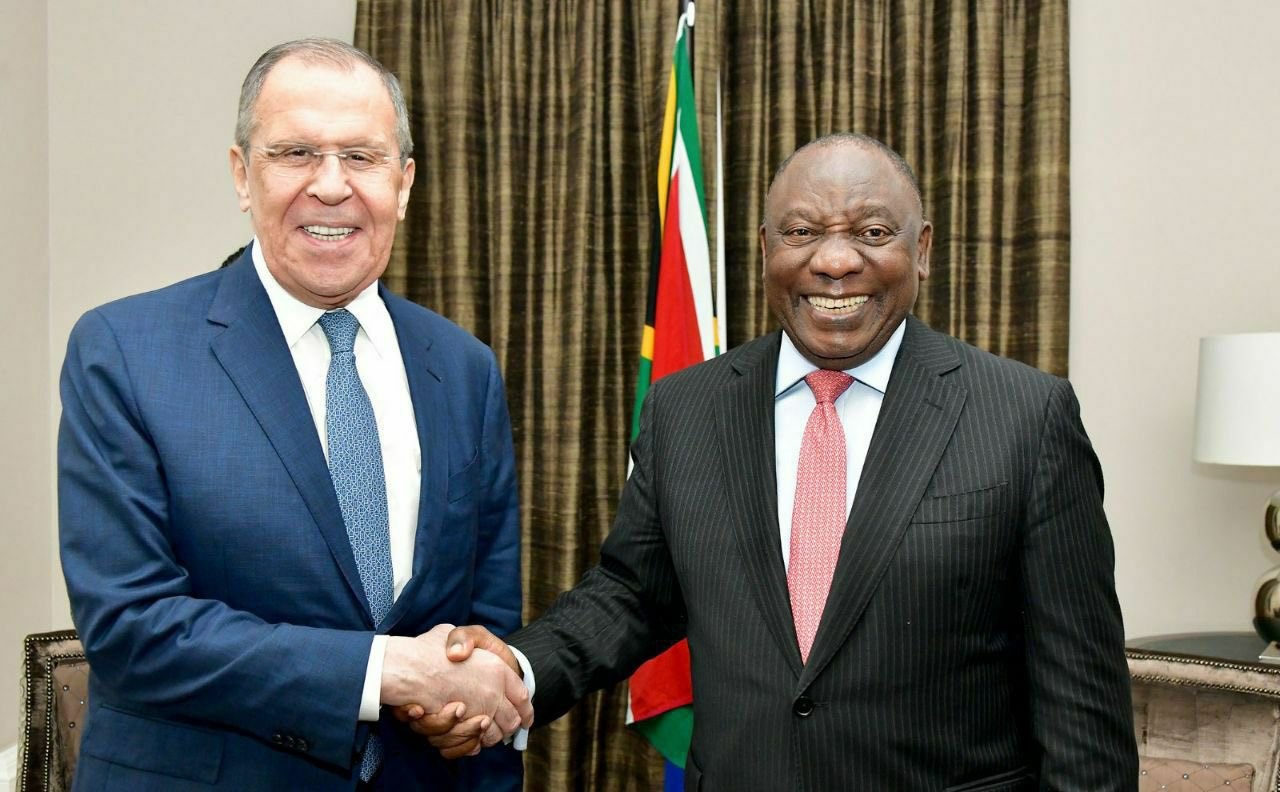 Президент Мозамбика Филипп Ньюси и президент Южной Африки С. Рамапоса принимают С.В. Лаврова