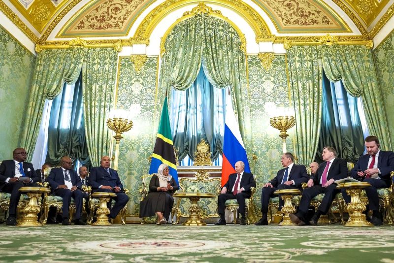 Президенты и делегации РФ и Танзании (Москва, 3 июня с. г.)