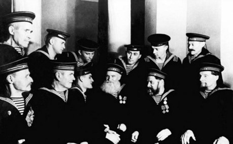 ветераны «Варяга» с молодыми моряками в 50-ю годовщину со дня героического подвига моряков крейсера «Варяг» и канонерской лодки «Кореец». Москва, 1954 г.