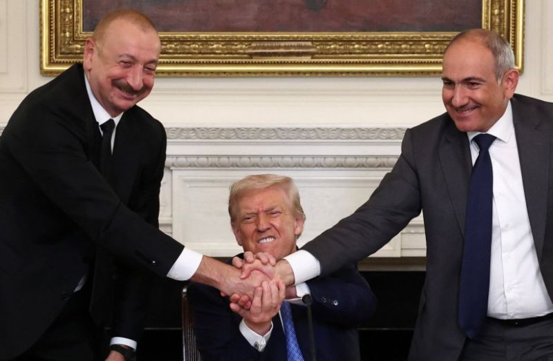 TRIPP всем на радость: Д. Трамп держит за руки И. Алиева и Н. Пашиняна во время подписания документов о его внедрении, 8 августа 2025 года, Белый дом