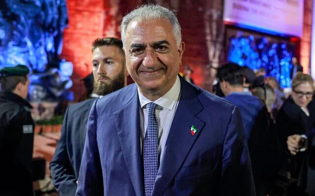 Реза Пехлеви на церемонии в День памяти жертв Холокоста в Яд Вашем в Иерусалиме, 17 апреля 2023 года. Уместно ли в том месте веселье?