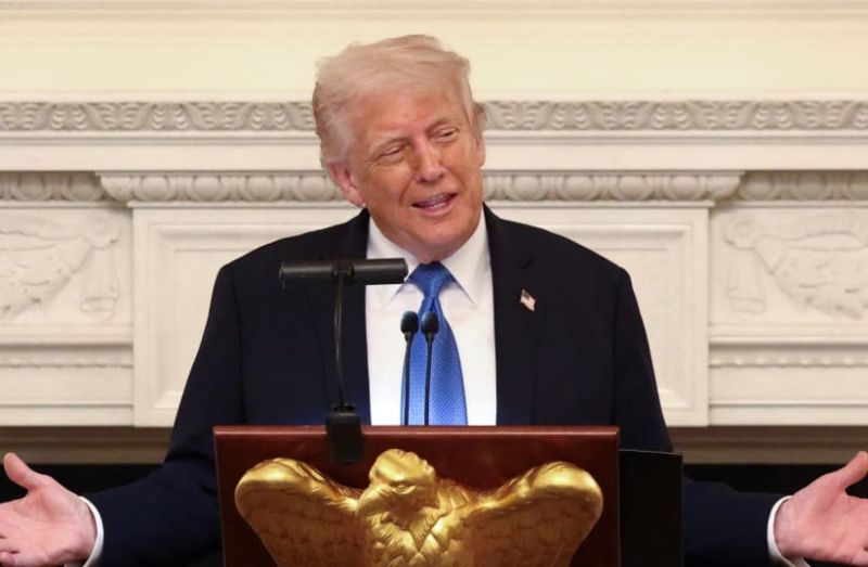 Трамп демонстрирует только что опять «умытые руки»