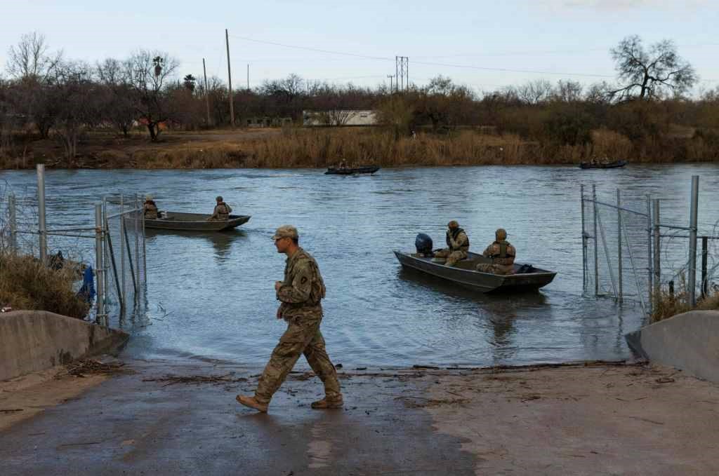 Национальная гвардия Техаса патрулирует р. Рио-Гранде, январь 2024 года