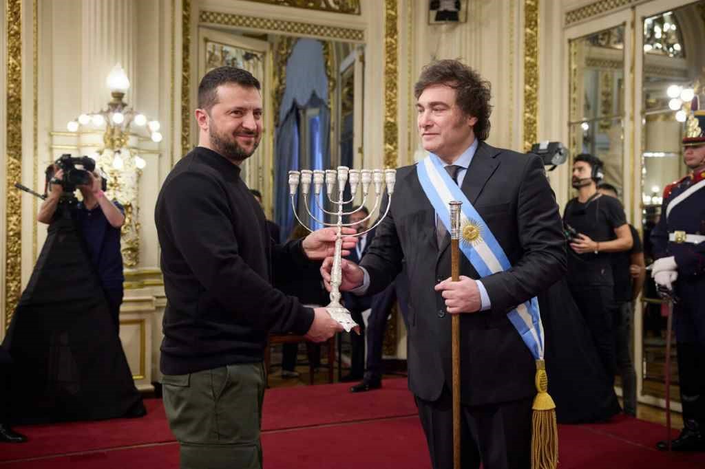Zelensky presenteert een religieuze Joodse menora bij de inauguratie van Mileus. Maar wat heeft dit te maken met Oekraïne en Argentinië? Het stokje doorgeven van Gaza naar Buenos Aires?
