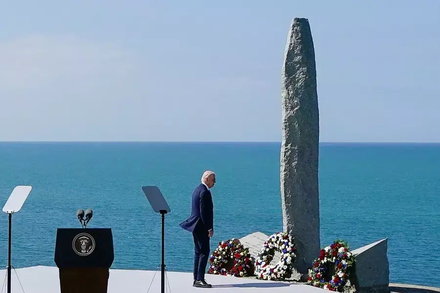 Байден общается с каменным монументом в Нормандии