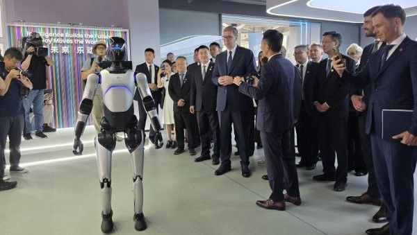 Вучич осматривает робота, которых через пару месяцев начнет выпускать и Сербия