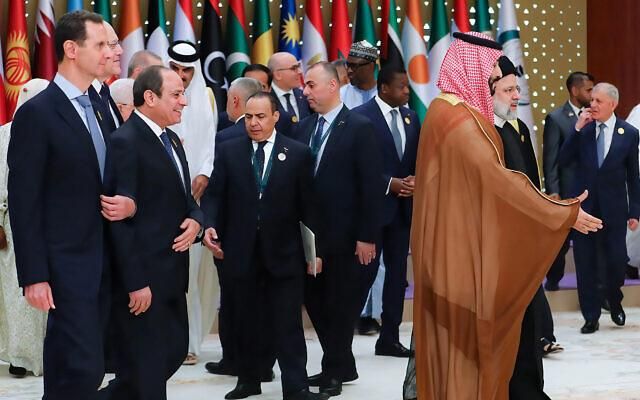 Участники саммита в Эр-Рияде: президент Сирии Башар Асад, премьер-министр Ливана Наджиб Микати, президент Египта Абдель-Фаттах ас-Сисси следуют за наследным принцем Саудовской Аравии Мухаммедом бен Салманом и президентом Ирана Ибрагимом Раиси