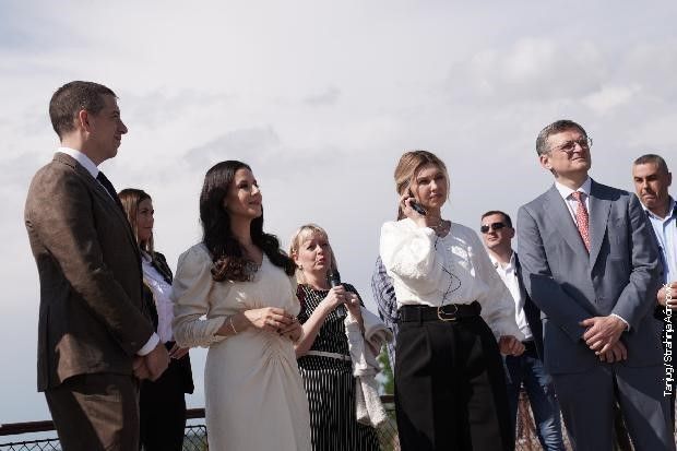 Супруга президента Сербии Тамара Вучич и Елена Зеленская в крепости Калемегдан – слушает свой аудио-гид?