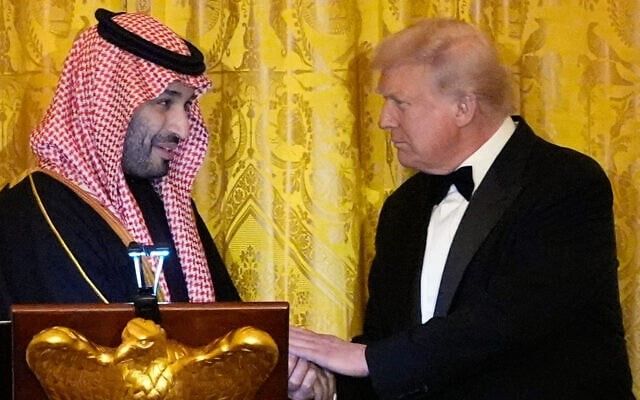 Президент США Трамп пожимает руку наследному принцу КСА Мухаммеду бен Салману – «старый друг оказался не лучше новых двух!»