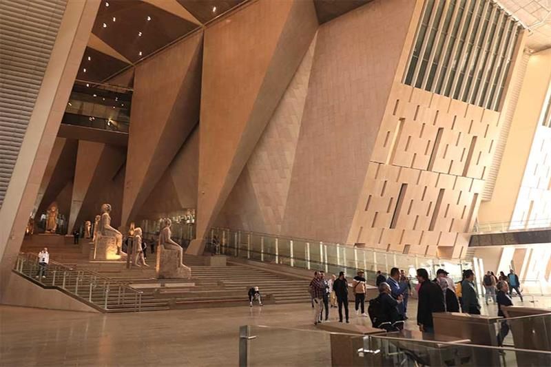 Парадная лестница нового Большого Египетского музея у пирамид в Гизе