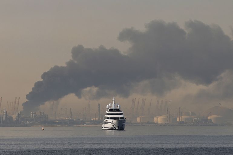 Дыма поднимается над портом Джебель-Али после иранского удара по Дубаю