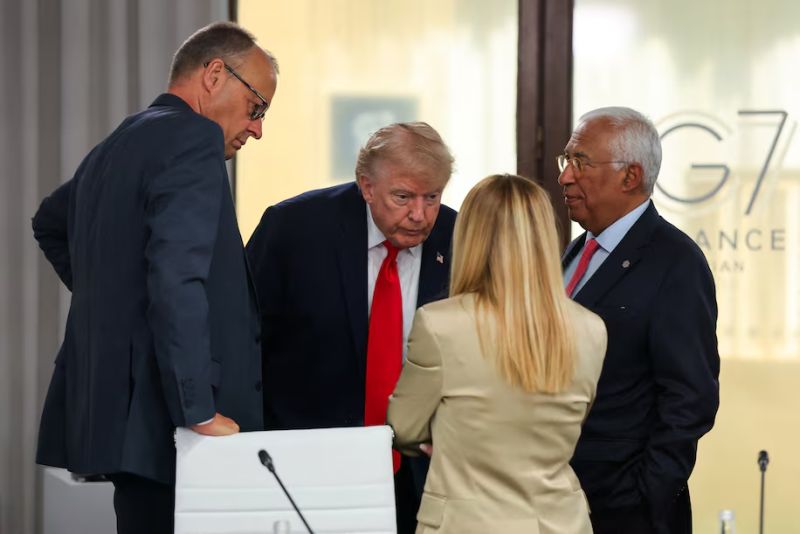 Трамп беседует с Мелони в Эвиане с явным выражением: «Тебе чего?»