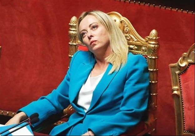 «Ну вот что все пристали к женщине!»