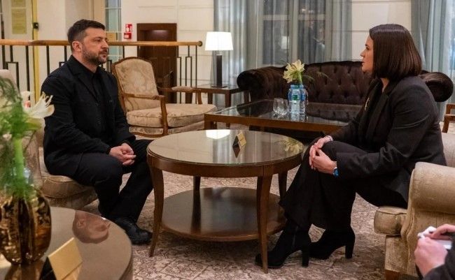 «Историческая» встреча Зеленского с Тихановской – кроме фойе, другого места для двух «великанов» мировой политики, видимо, не нашлось