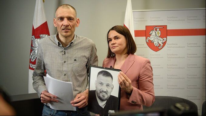 С. Тихановская с освобожденным мужем Сергеем, сразу потребовавшим «передать ему кассу» для поправки здоровья