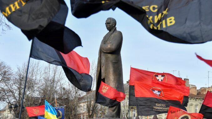 Памятник С. Бандере во Львове