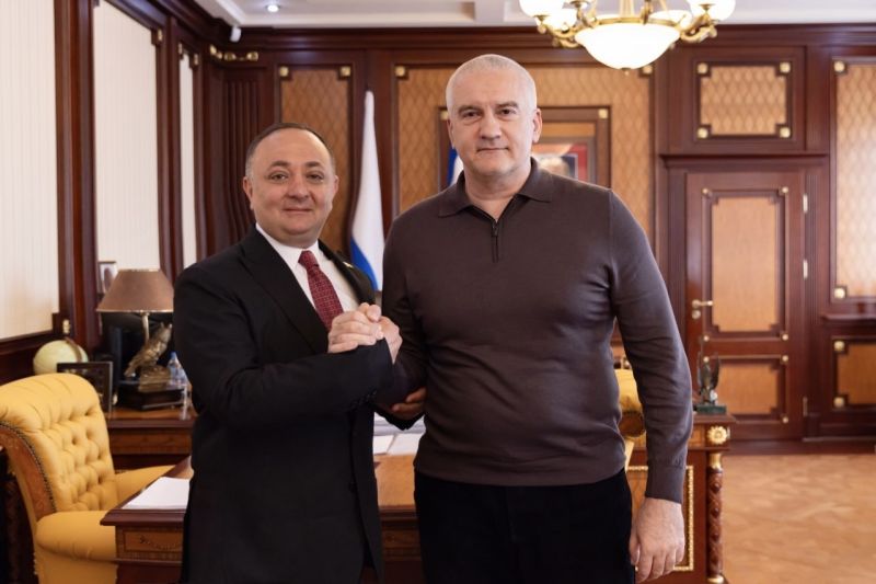 Встреча С. Аксенова и посла РЮО в РФ З. Гассиева, Симферополь (15 мая с. г.)