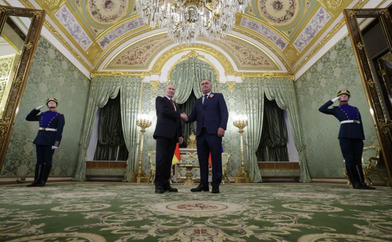 Президенты РЮО и РФ А. Гаглоев и В. Путин, 9 мая 2026 г.