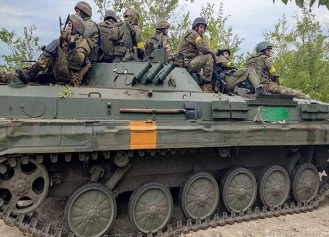 Σοβιετικής κατασκευής BMP-1.  Μετά την κατάρρευση του ATS, μερικά από τα οχήματα μεταφέρθηκαν στην Ελλάδα (φωτογραφία αριστερά) και με την έναρξη της Βόρειας Στρατιωτικής Περιφέρειας, η Αθήνα τα έστειλε στις Ένοπλες Δυνάμεις της Ουκρανίας (στα δεξιά)