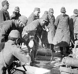 Сиро Исии осматривает водяные фильтры во время боёв на Халхин-Голе. 1939 год