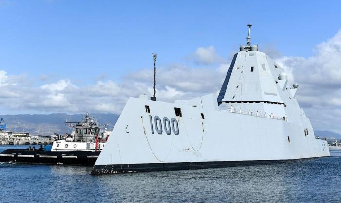 Самый дорогостоящий проект ВМС США – суперэсминец-«невидимка» USS Zumwalt («Замволт») – стал предметом насмешек в СМИ и соцсетях.