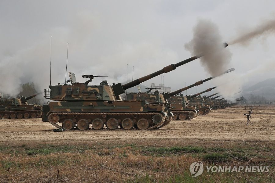 Südkoreanische Selbstfahrlafetten K-9 bei Übungen auf dem Trainingsgelände