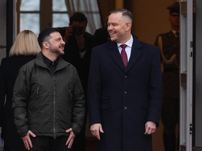 В. Зеленский и К. Навроцкий: у кого за пазухой камень тяжелей?