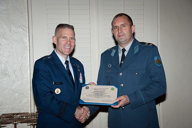 Румен Радев получает диплом Университета ВВС США из рук генерал-лейтенанта Стивена Кваста, 2014 год