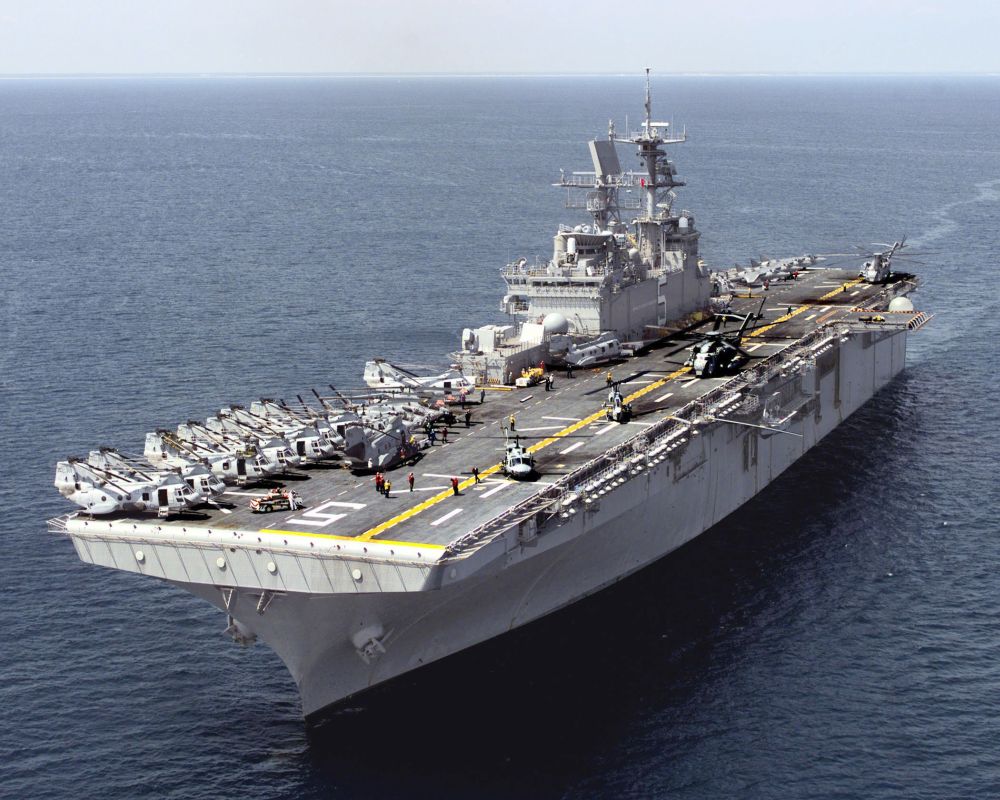 Универсальный десантный корабль ВМС США USS Bataan (LHD-5)